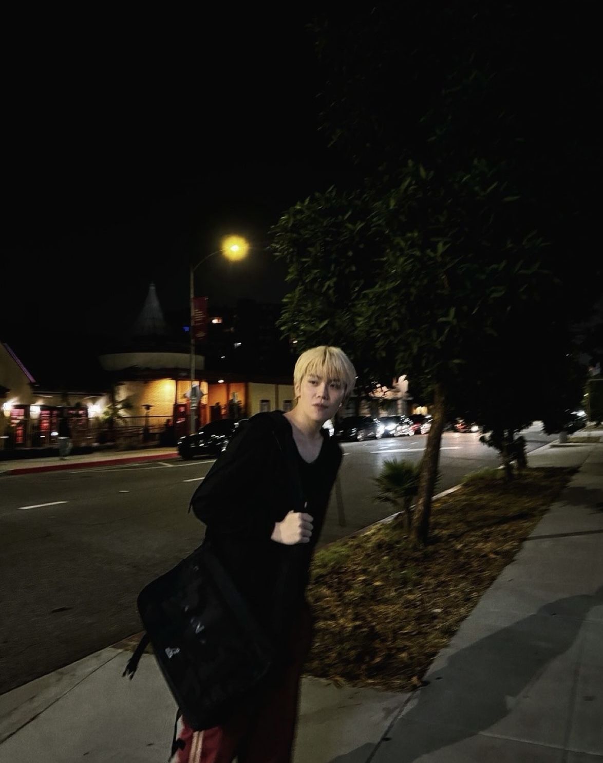 Chụp nghiêng dưới biển hiệu, đèn neon làm nền