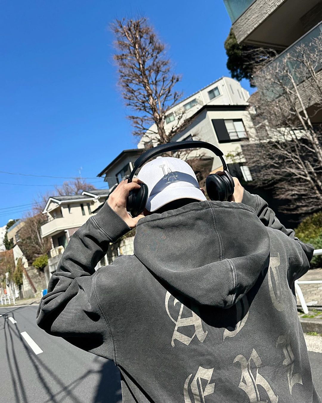 Không phải bad boy, chỉ không hay cười