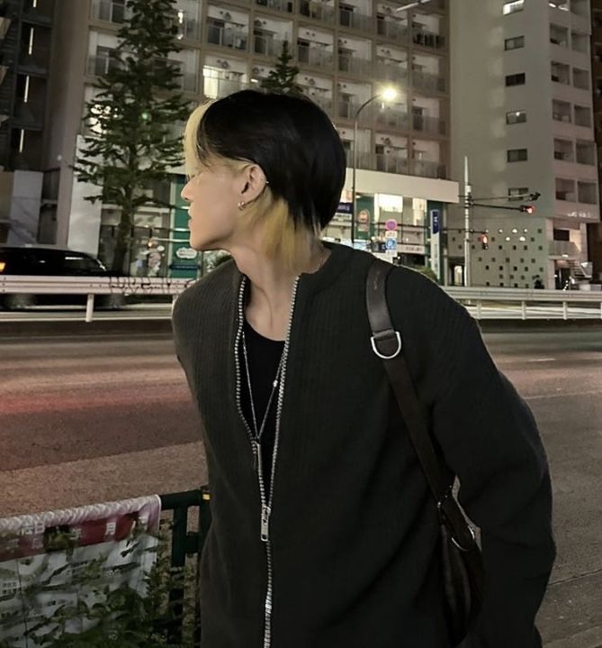 Anh mặc áo khoác để hợp với phố