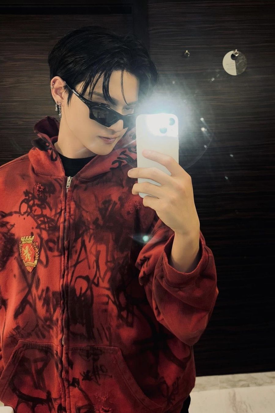 Chẳng cười nhưng ánh sáng vẫn khiến rực rỡ