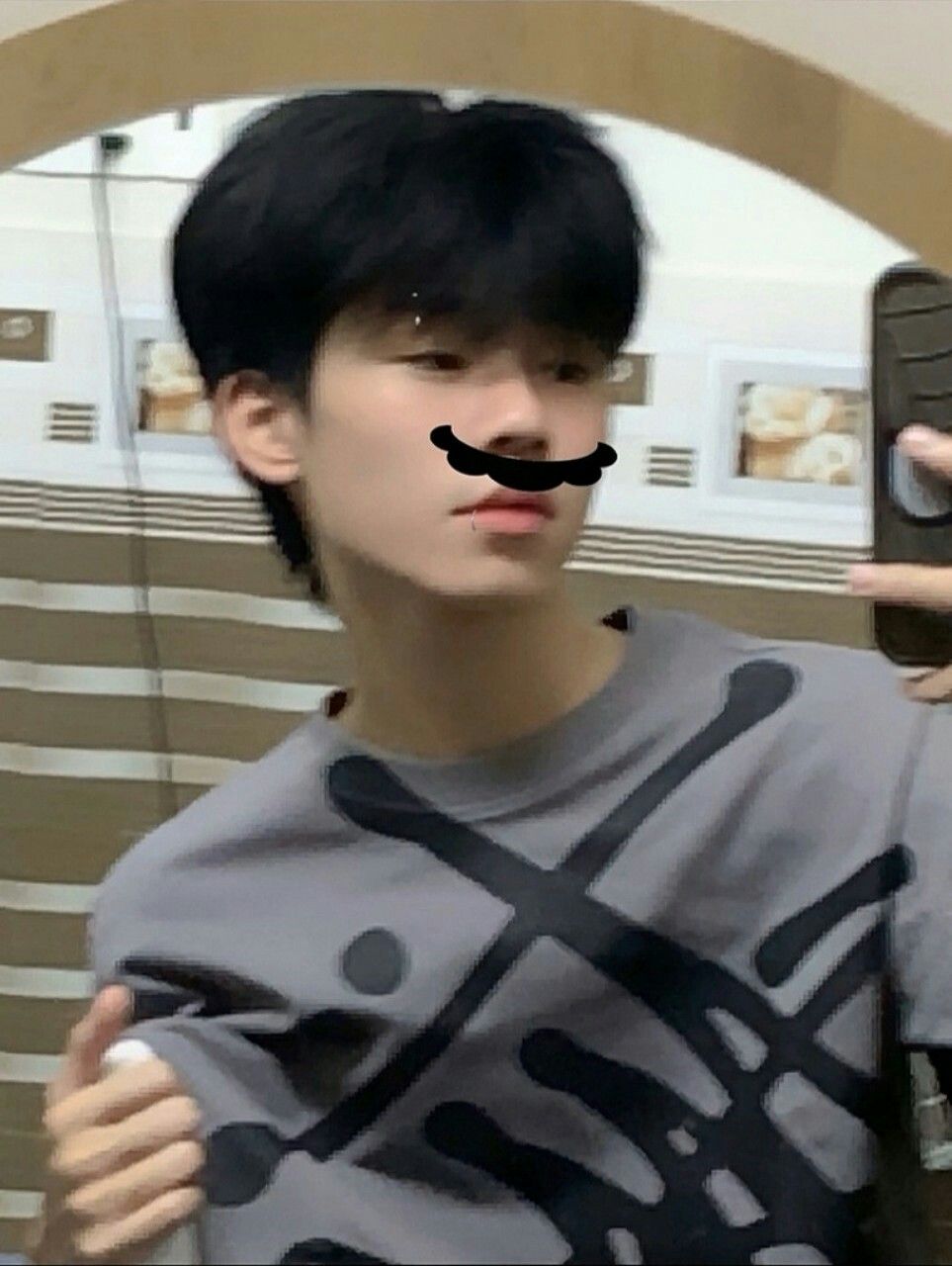 Ảnh trai K13 gây chú ý bởi sự hồn nhiên và vẻ ngoài cuốn hút tự nhiên