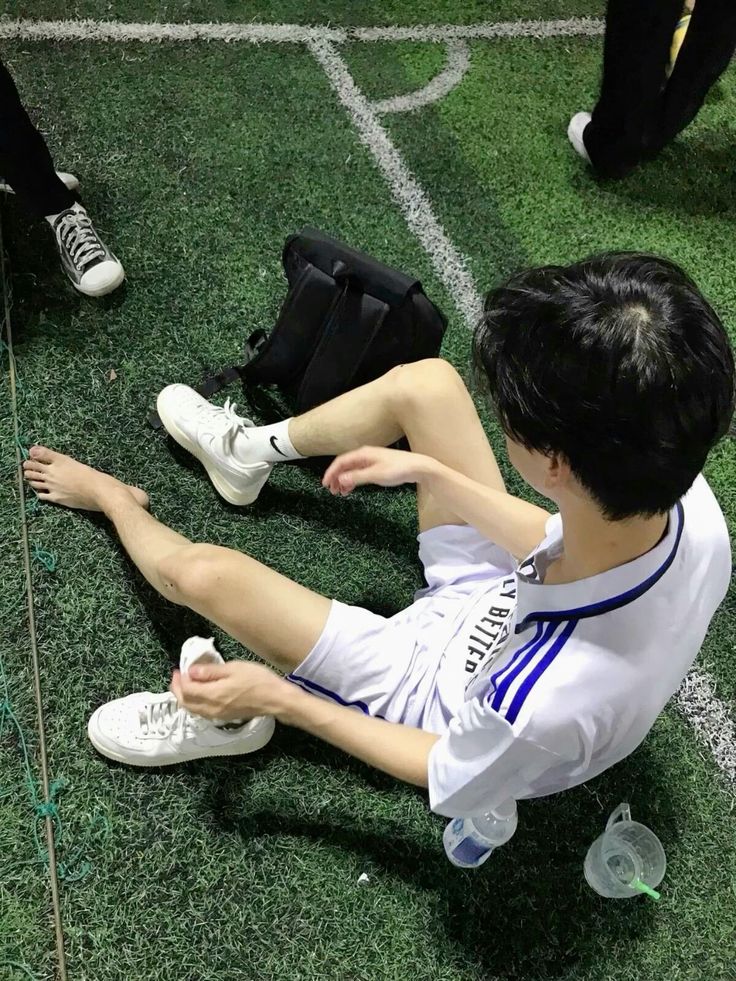 Anh trai k13 đá bóng