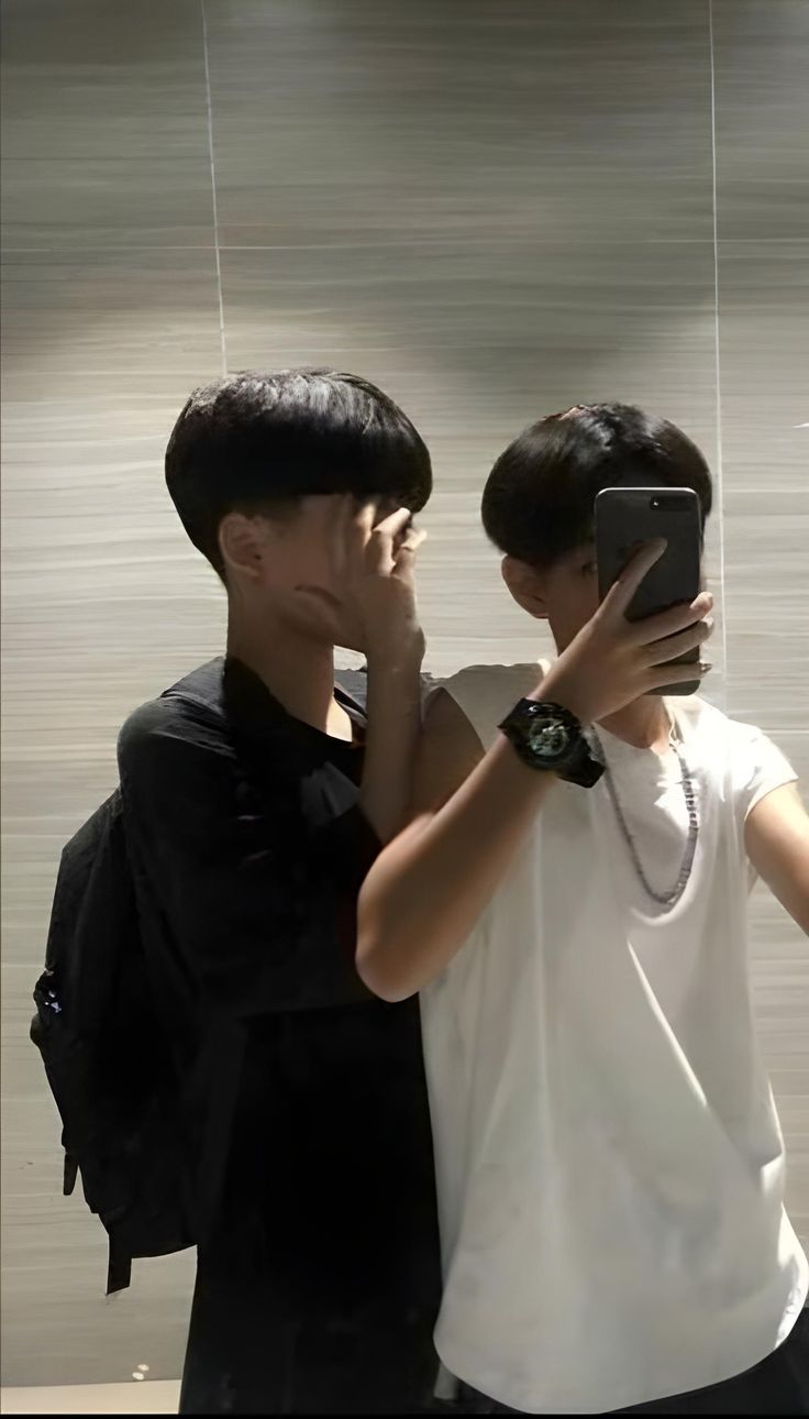 Ảnh trai k13 trước gương