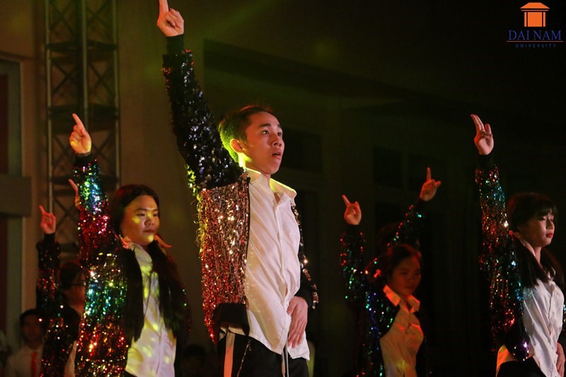 Dàn trai xinh, gái đẹp ĐH Đại Nam “náo loạn” đêm Gala Chào tân sinh viên K12