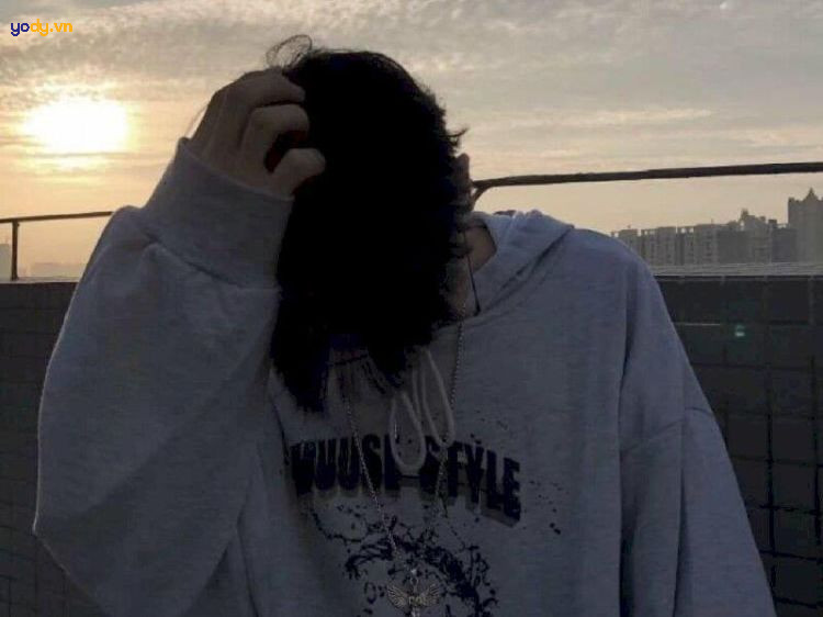 ảnh trai đẹp che mặt ngồi ghế với tóc