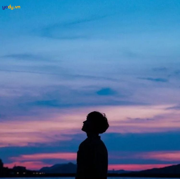 tư thế trai đẹp che mặt ngồi ghế ngược sáng