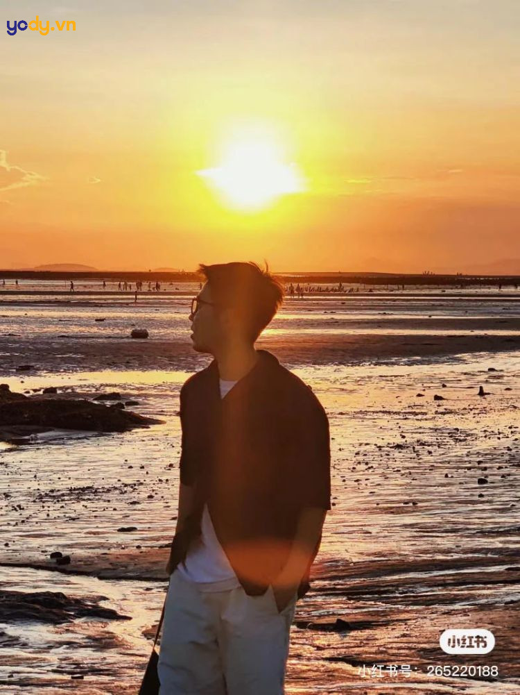 ảnh trai đẹp che mặt ngồi ghế góc nghiêng