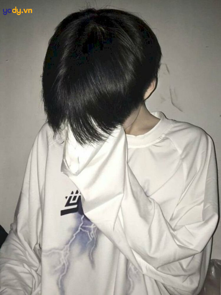 chàng trai giấu mặt dùng tay ngồi ghế