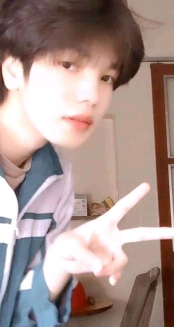 Ảnh trai đẹp k10 tỏa sáng nhờ nét ngây ngô pha chút tinh nghịch của tuổi teen