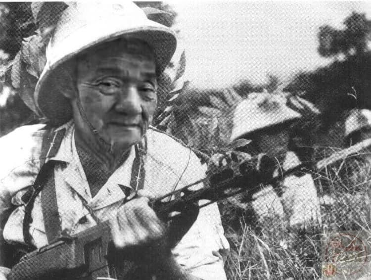 Một dáng đứng thẳng thắn đi kèm caption lầy đủ sức tạo hiệu ứng cười lớn