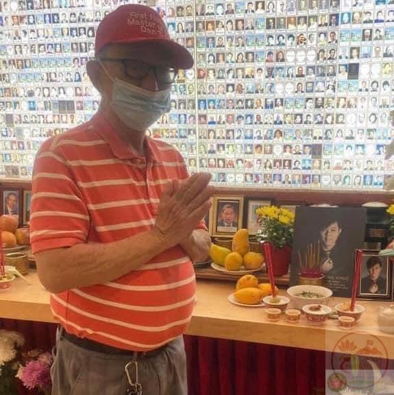 Trần Dần cầm súng tạo dáng nghiêm trọng nhưng kết quả lại quá buồn cười