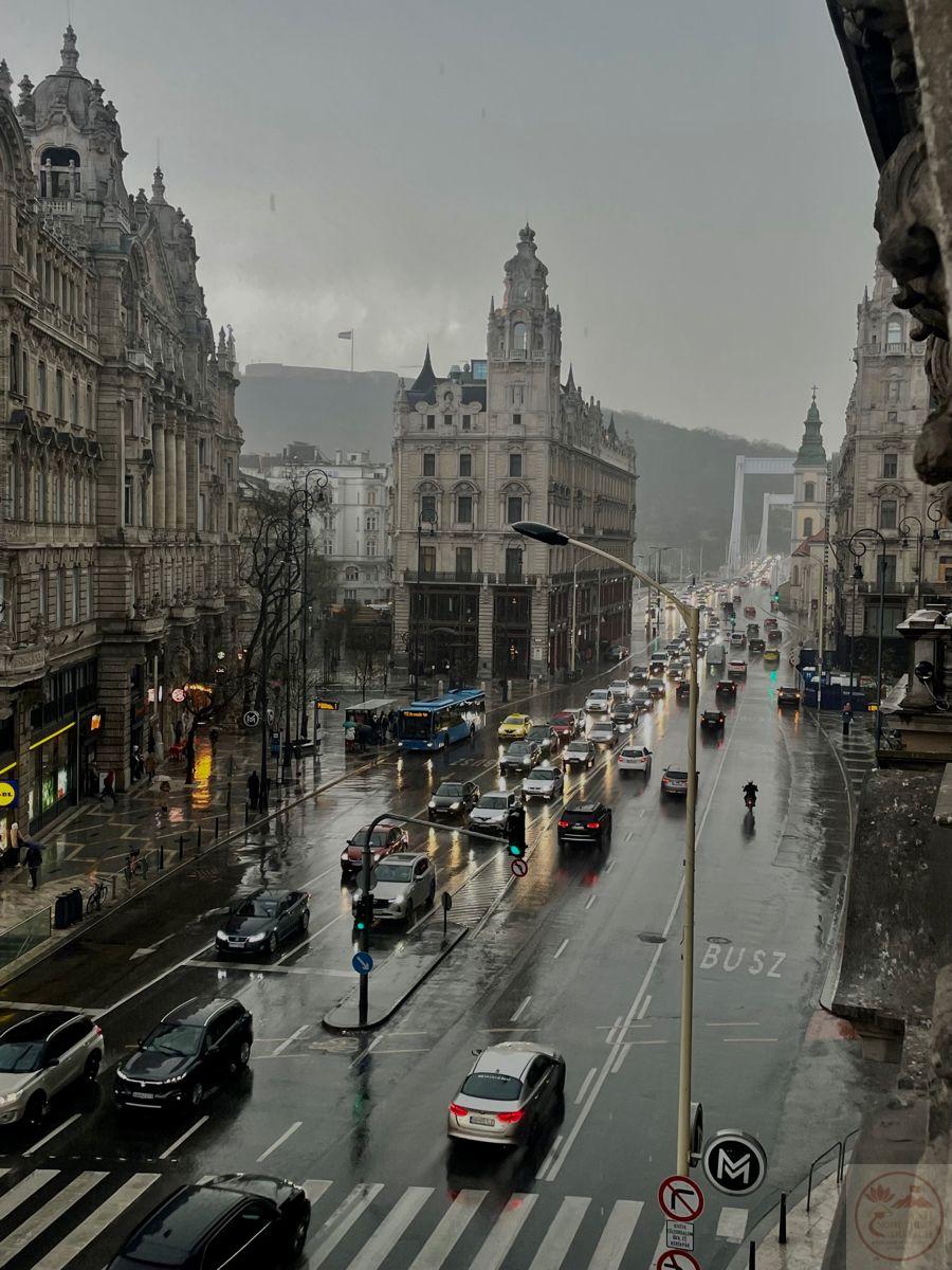 Những con phố trong mưa mang đến cảm giác quen thuộc và đầy chất thơ