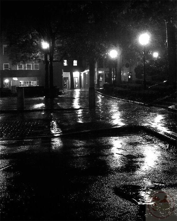 Không gian mưa trắng đen giúp ta tìm thấy sự đồng điệu cảm xúc