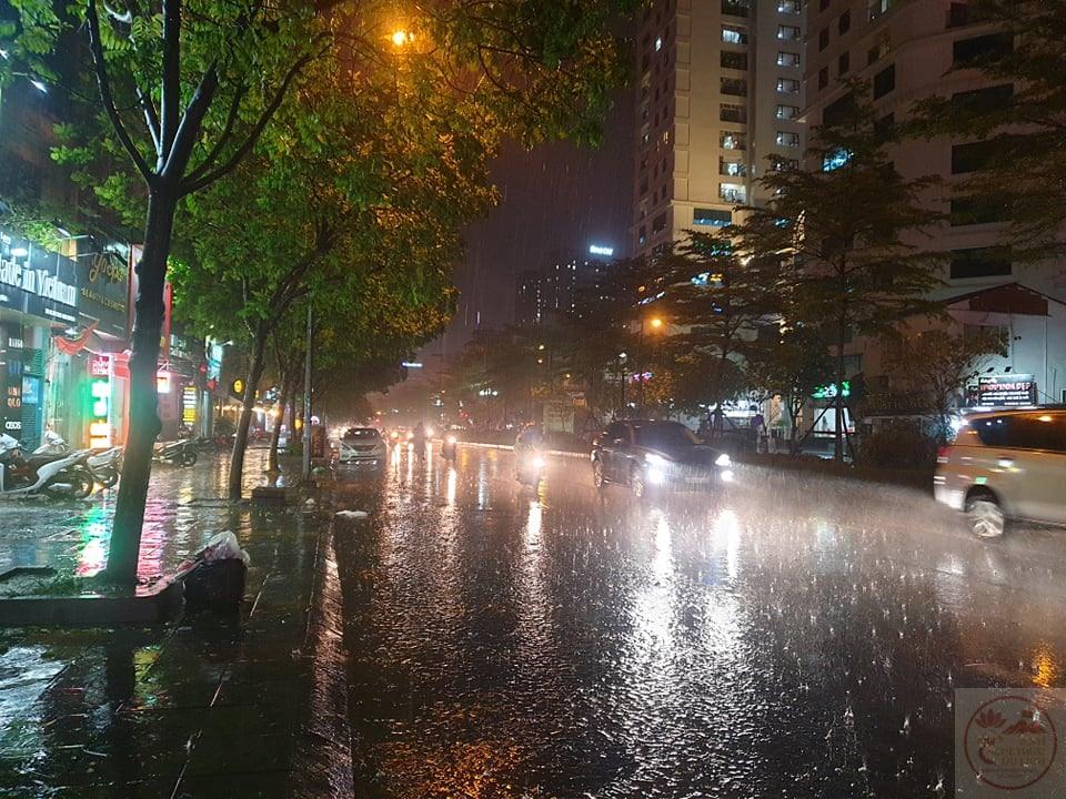 Đêm Hà Nội trong mưa mang vẻ đẹp vừa lắng đọng vừa đầy chất thơ