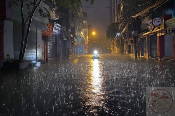 Tiếng mưa rơi trên phố đêm Hà Nội tạo nên nhịp điệu thật dịu dàng