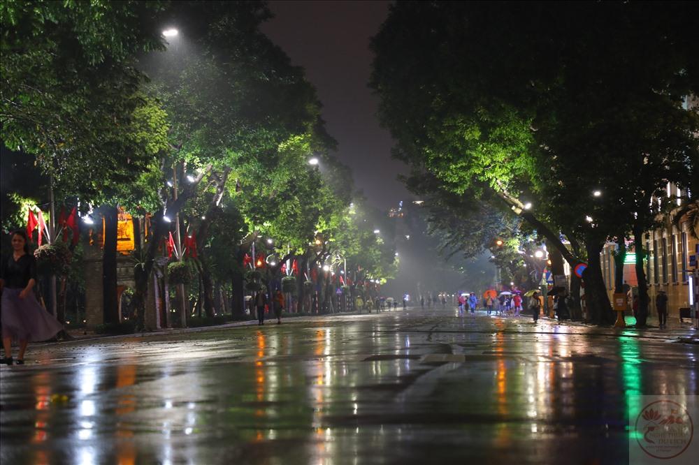 Hà Nội đêm mưa gợi cảm giác hoài niệm và nhiều nỗi niềm sâu lắng