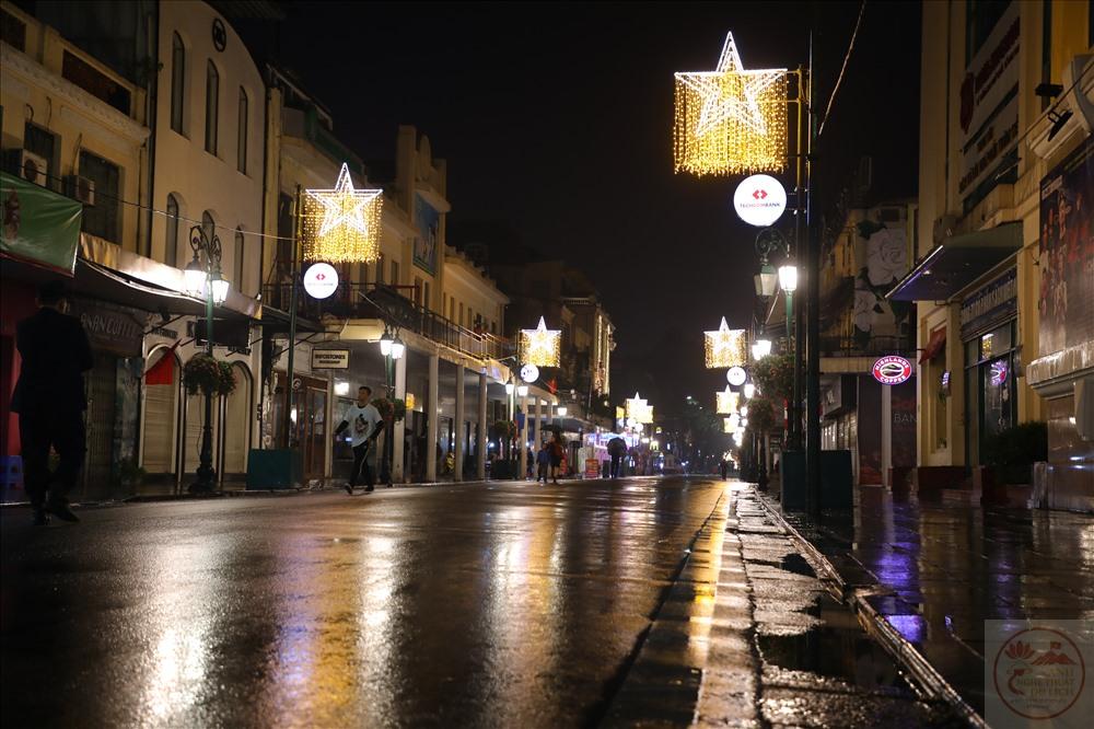 Những con phố Hà Nội trong mưa đêm mang sự lãng mạn đặc biệt