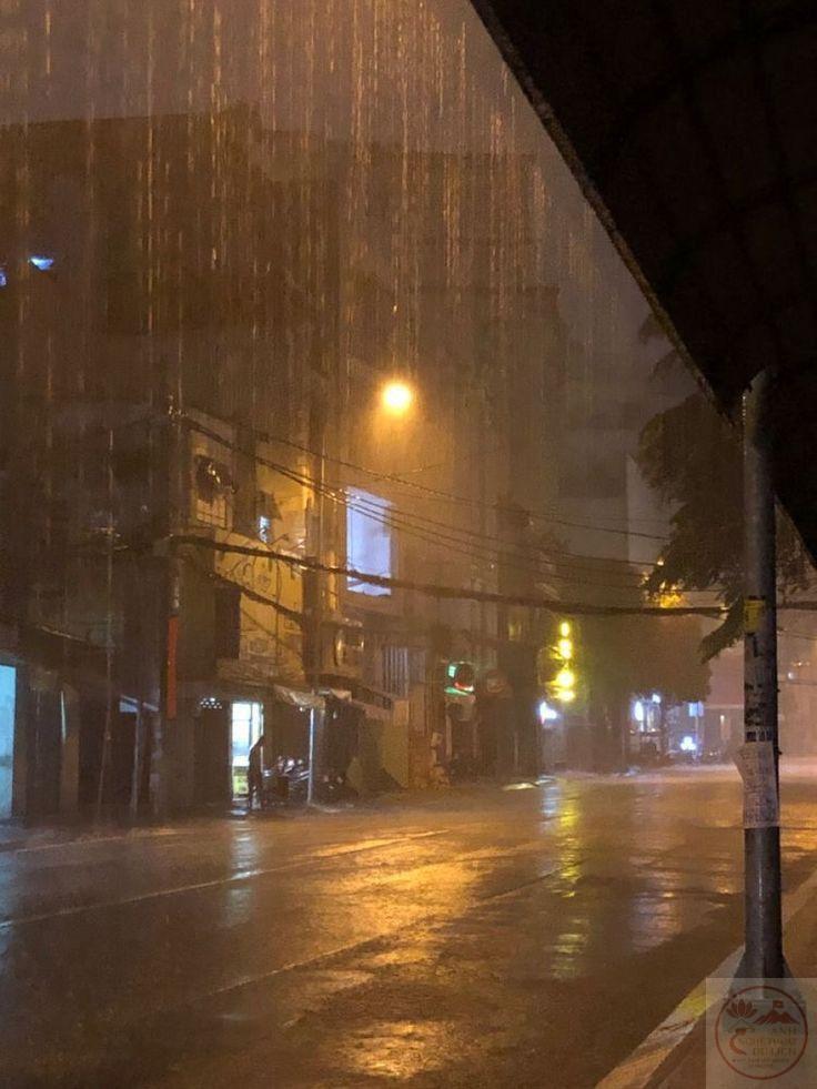 Đêm mưa Hà Nội mang đến không gian tĩnh lặng và nhiều cảm xúc