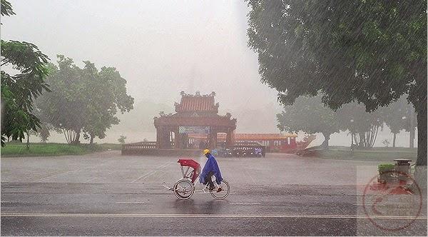 Mưa Huế mang lại cho người ta cảm giác chậm rãi và đầy chất thơ