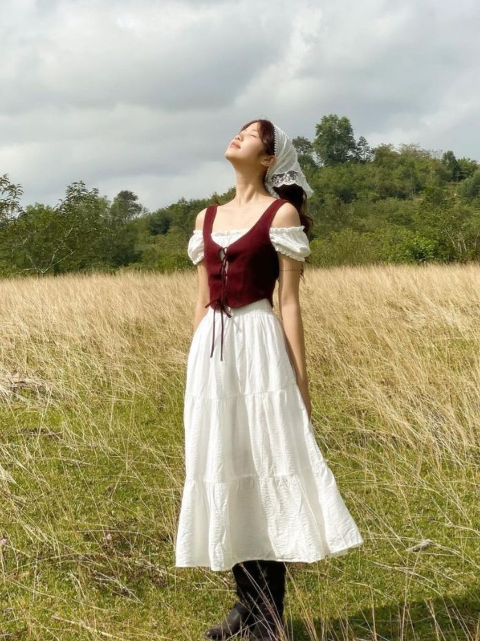 cách tạo dáng chụp ảnh đẹp khi mặc váy bò dịu dàng