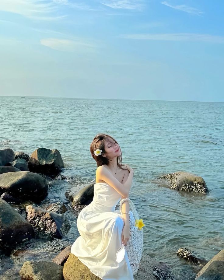 Gió biển là bạn đồng hành tạo dáng đẹp