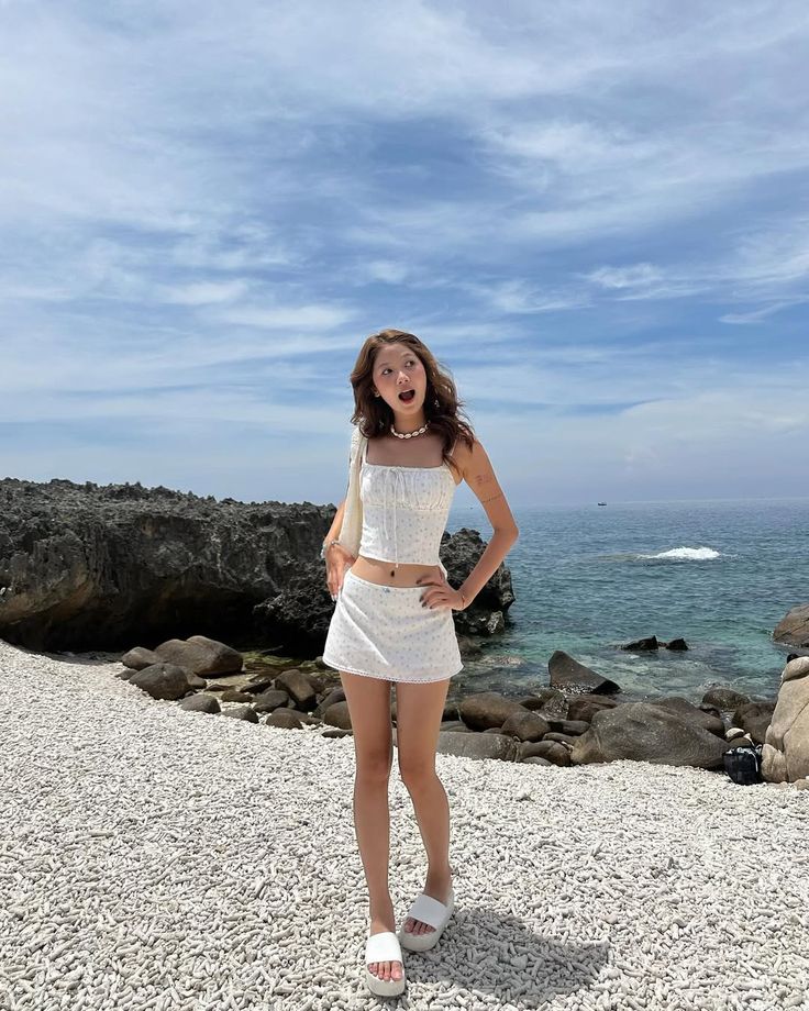 Cách tạo dáng giúp váy biển thêm nổi bật