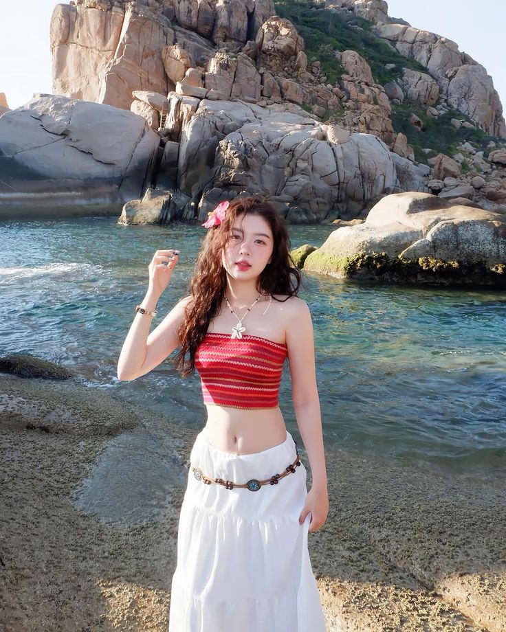 Váy trắng nhẹ nhàng nổi bật giữa nắng