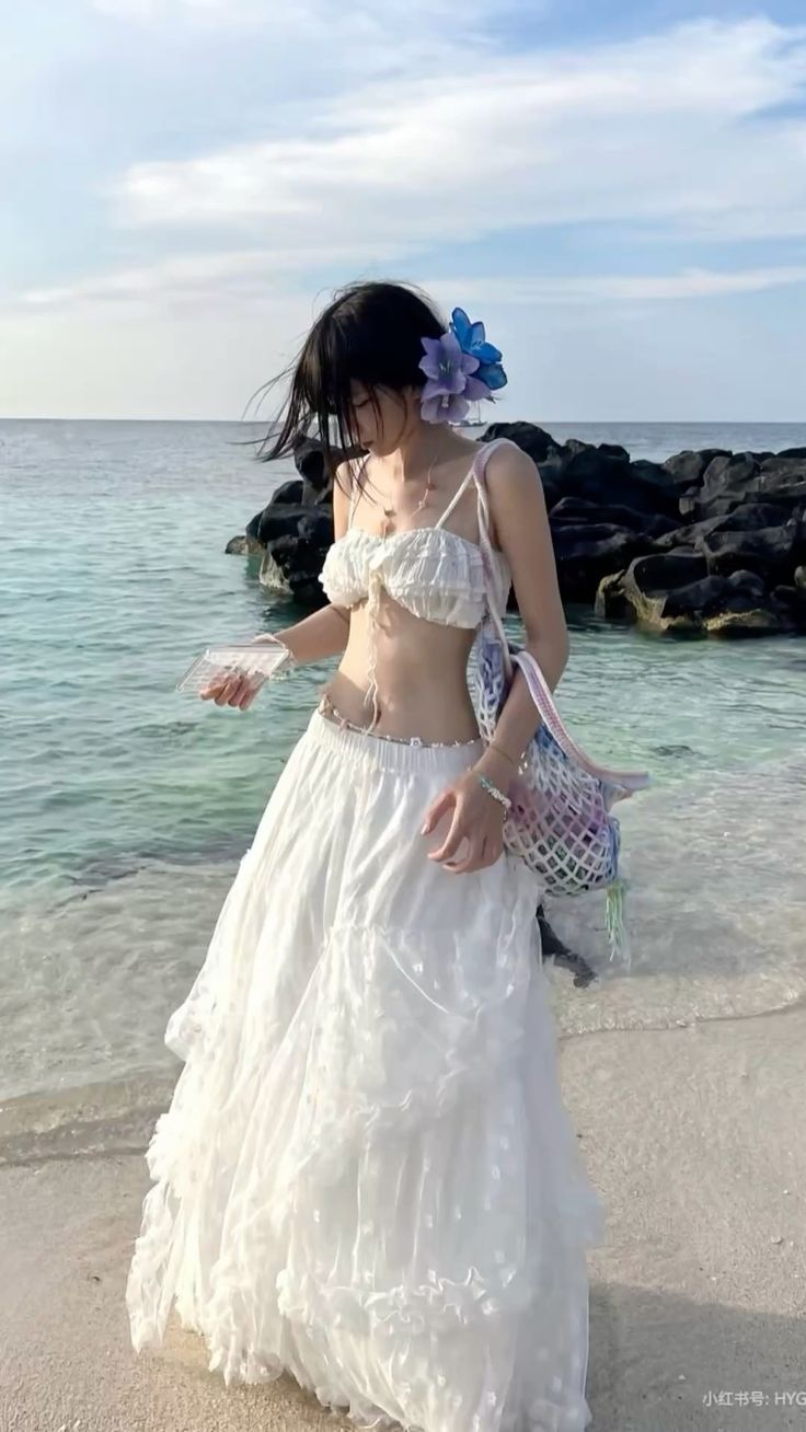 Tay nâng váy nhẹ tạo sự chuyển động