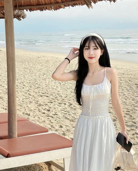 Ngồi tựa vào đá tạo dáng đơn giản