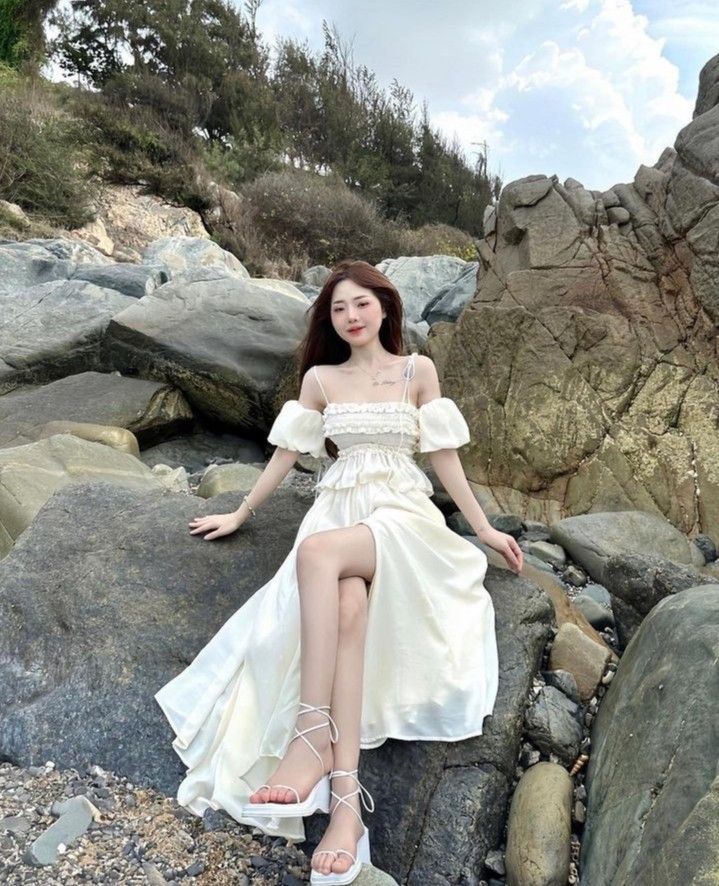 Váy hoà cùng biển tạo ảnh thơ mộng