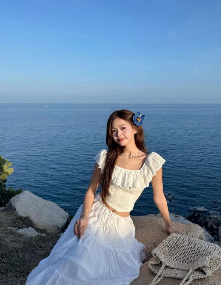 Ánh nhìn xa xăm tôn dáng trong váy