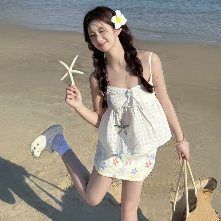 Đứng nghiêng người cảm nhận gió biển thổi