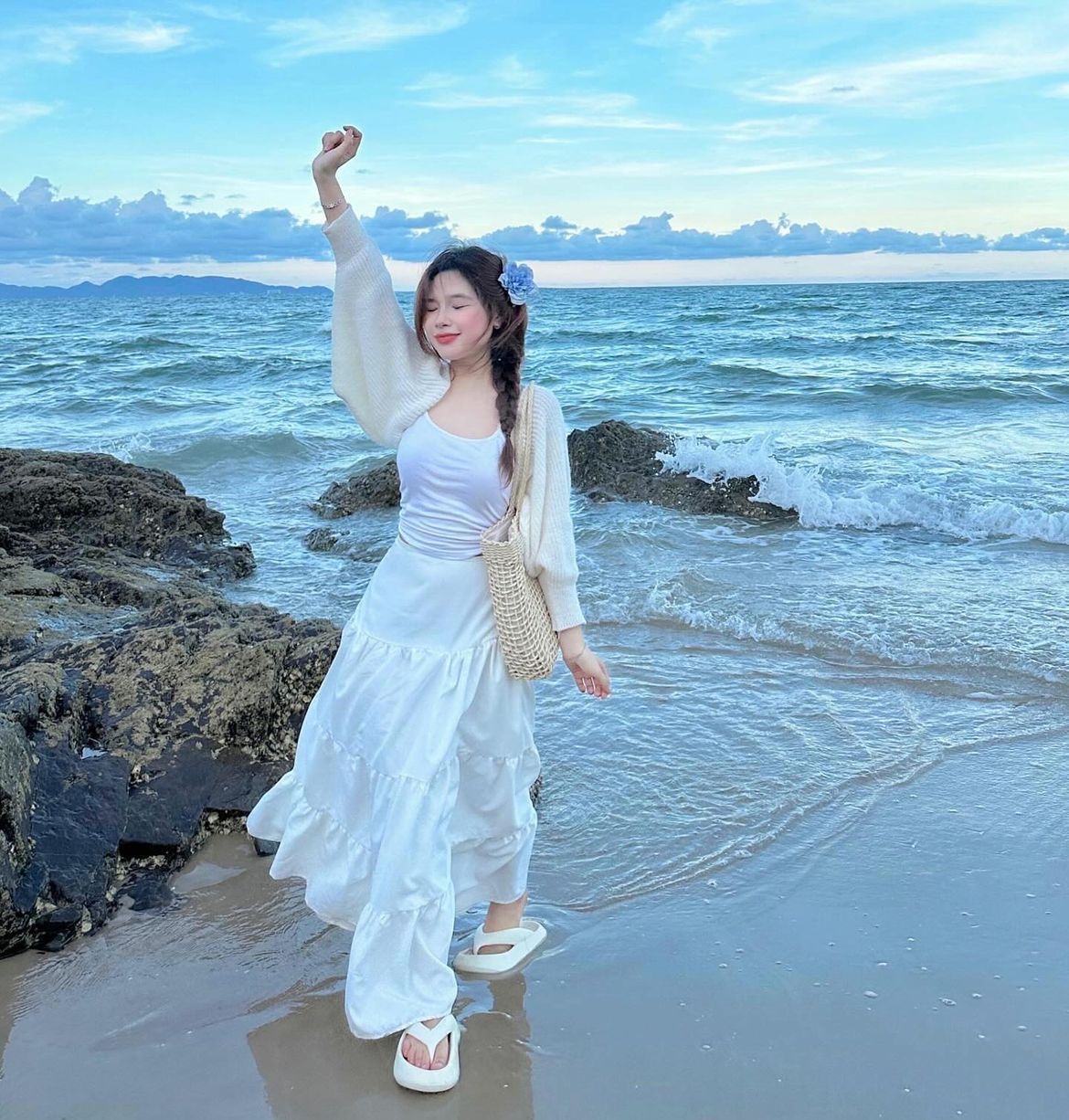 Đứng trên đá nhìn về phía biển xa