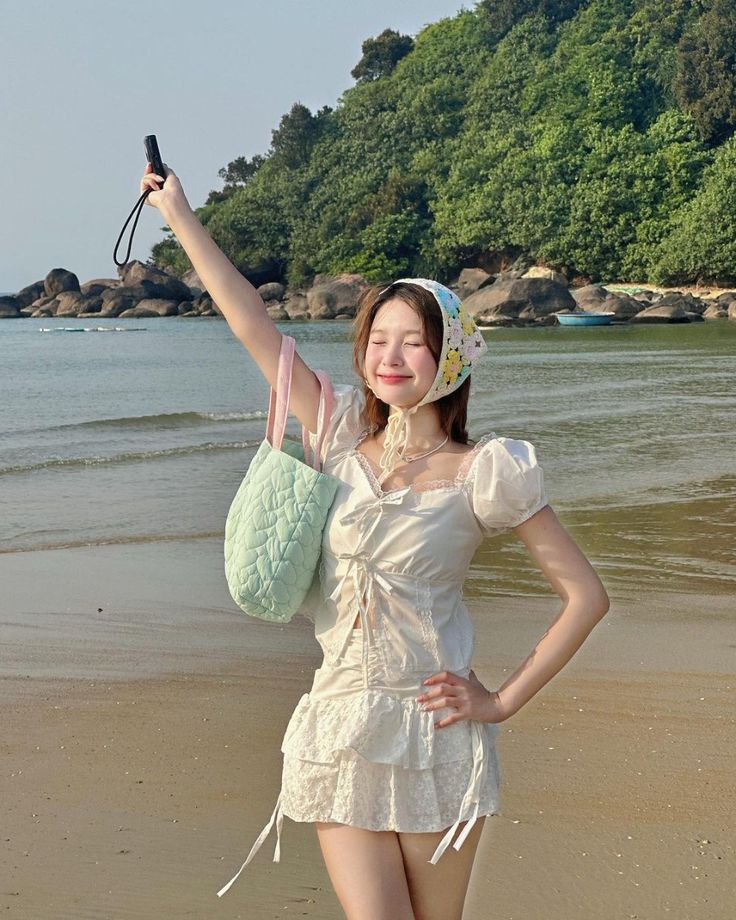 Váy trắng nổi bật giữa biển trời xanh