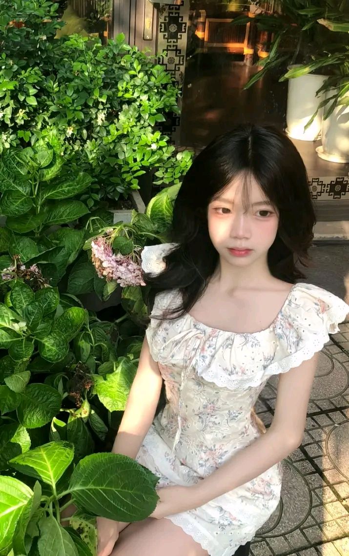 Váy nhẹ kết hợp với ánh nhìn dịu