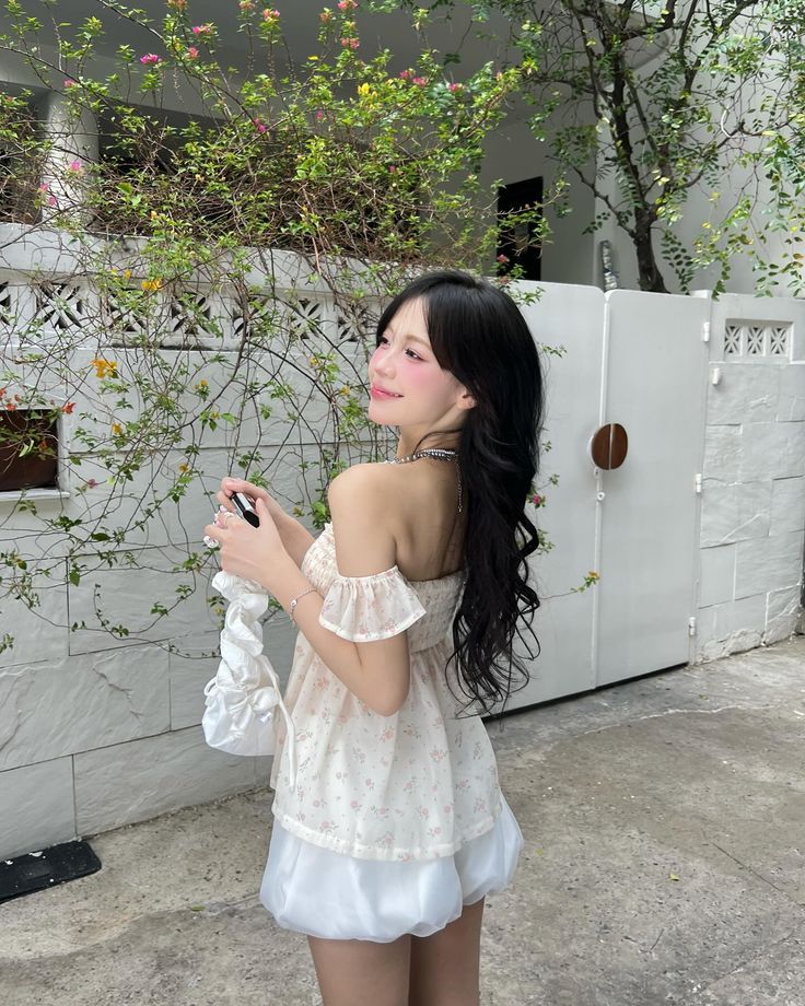 Váy đơn sắc kết hợp dáng pose nhẹ nhàng