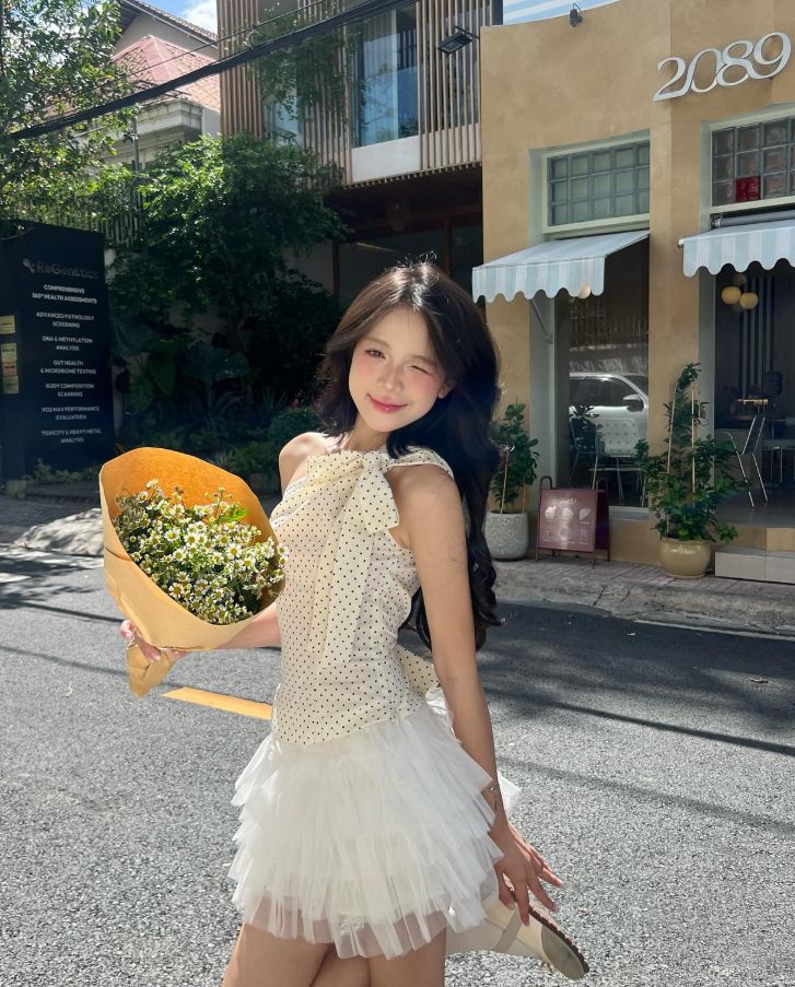 Dáng hơi nghiêng đầu tạo cảm giác dịu