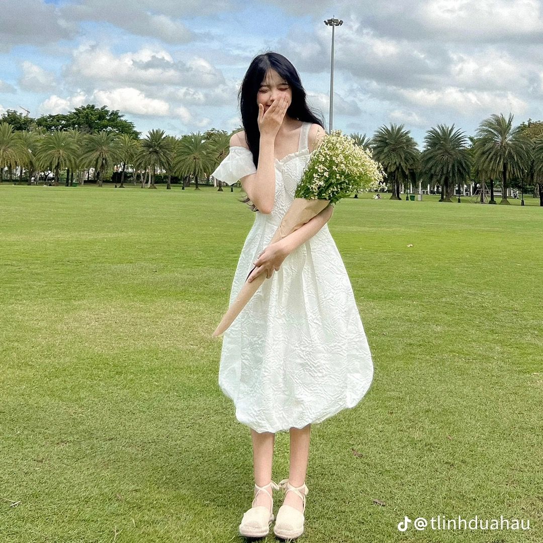 Dáng đứng cầm túi nhẹ trước váy dài