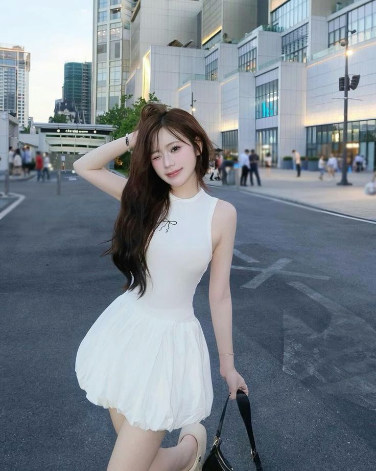 Một tay vén váy nhẹ nhàng kiểu Hàn