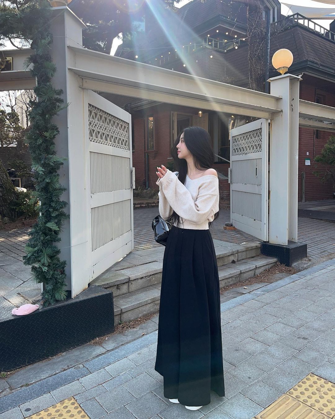 Biết tạo dáng - váy dài thành nghệ thuật