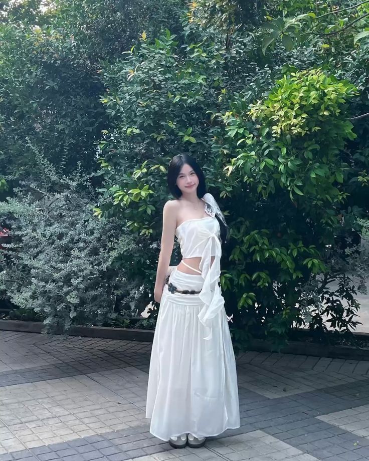 Cách tạo dáng với váy dài cực dễ