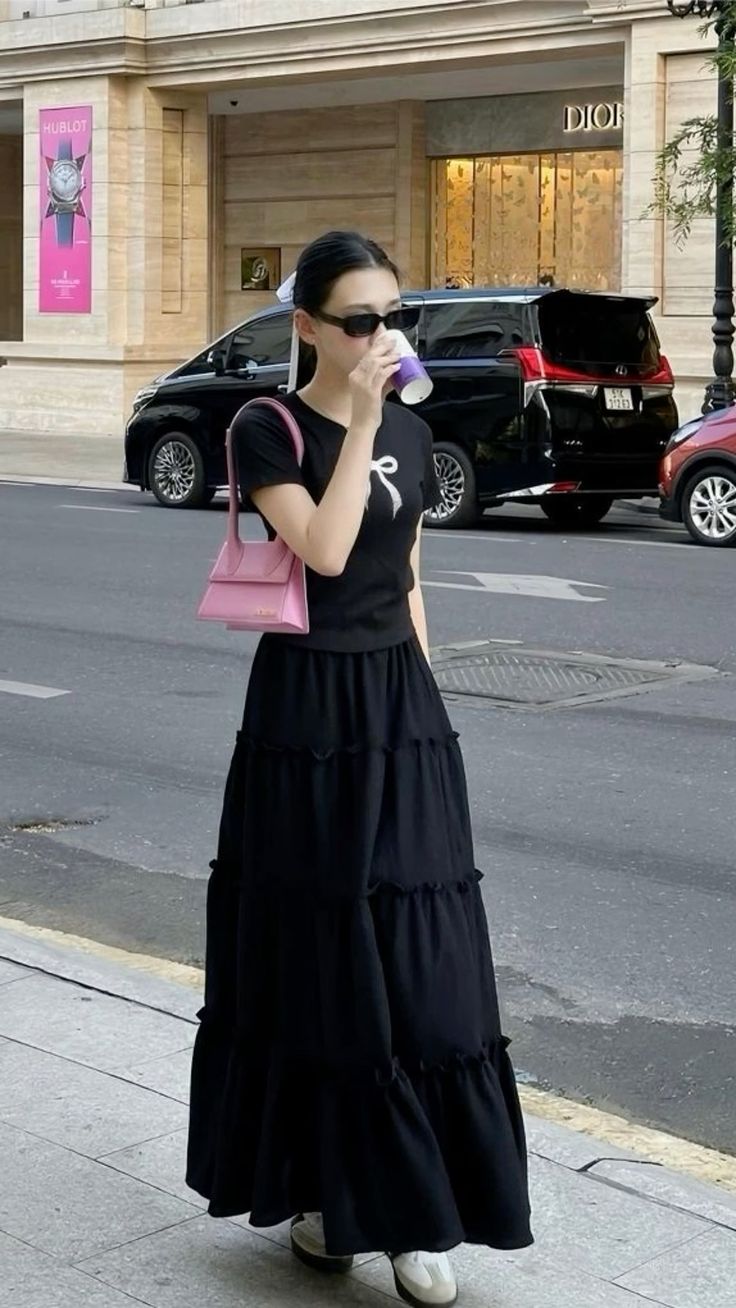 Cách tạo dáng khi mặc váy không nhàm chán