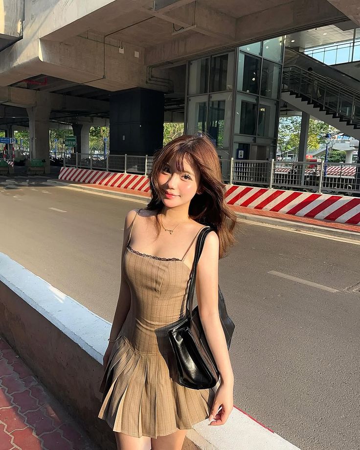 Chọn tư thế phù hợp khi mặc váy ngắn