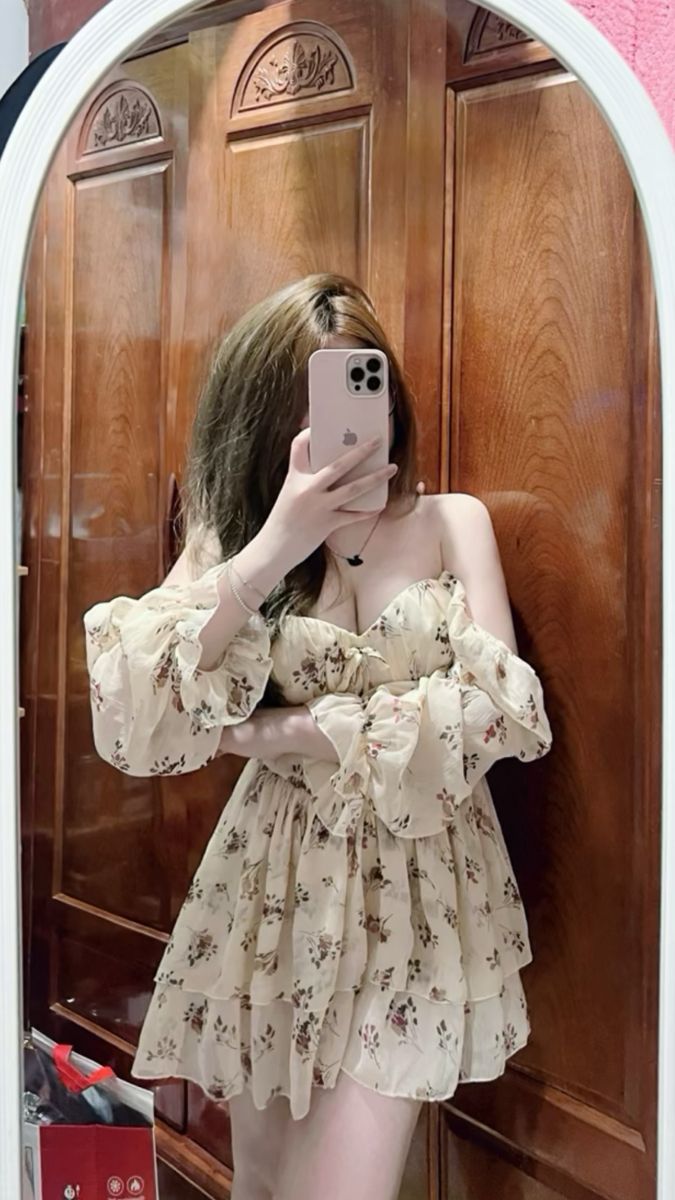 Tạo dáng không gò bó cho váy ngắn