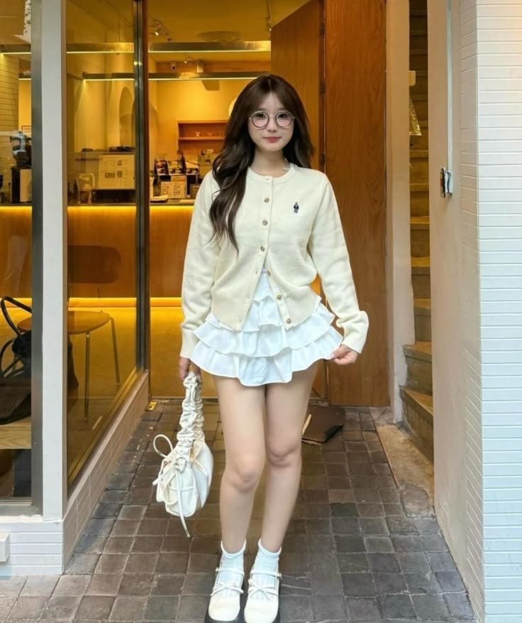 Tư thế tự tin váy ngắn thêm cuốn hút