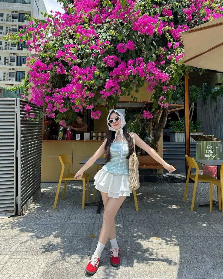 Váy ngắn nổi bật nhờ tạo dáng đúng