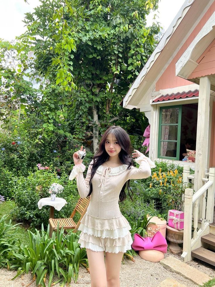 Váy ngắn thêm nét cá tính khi đứng nghiêng