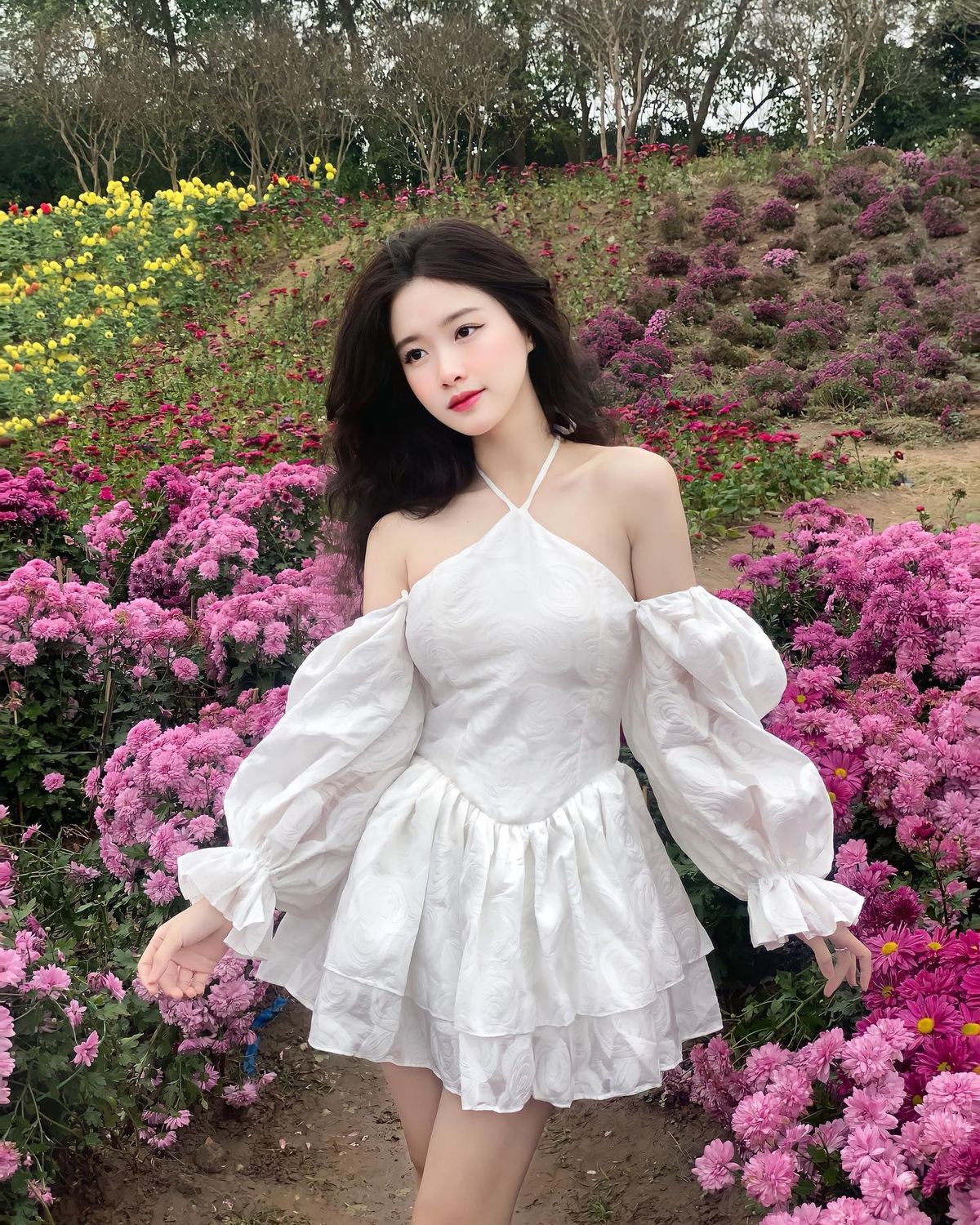 Váy ngắn đi cùng phong thái nhẹ nhàng