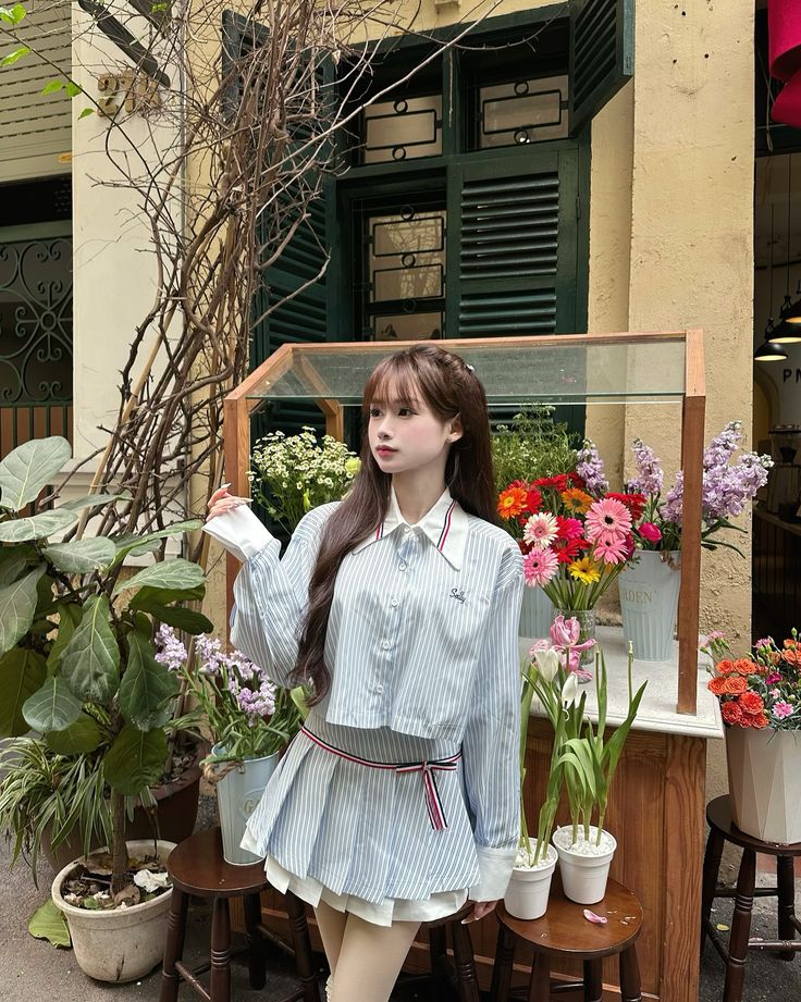 Tư thế chụp váy ngắn không nên gò bó