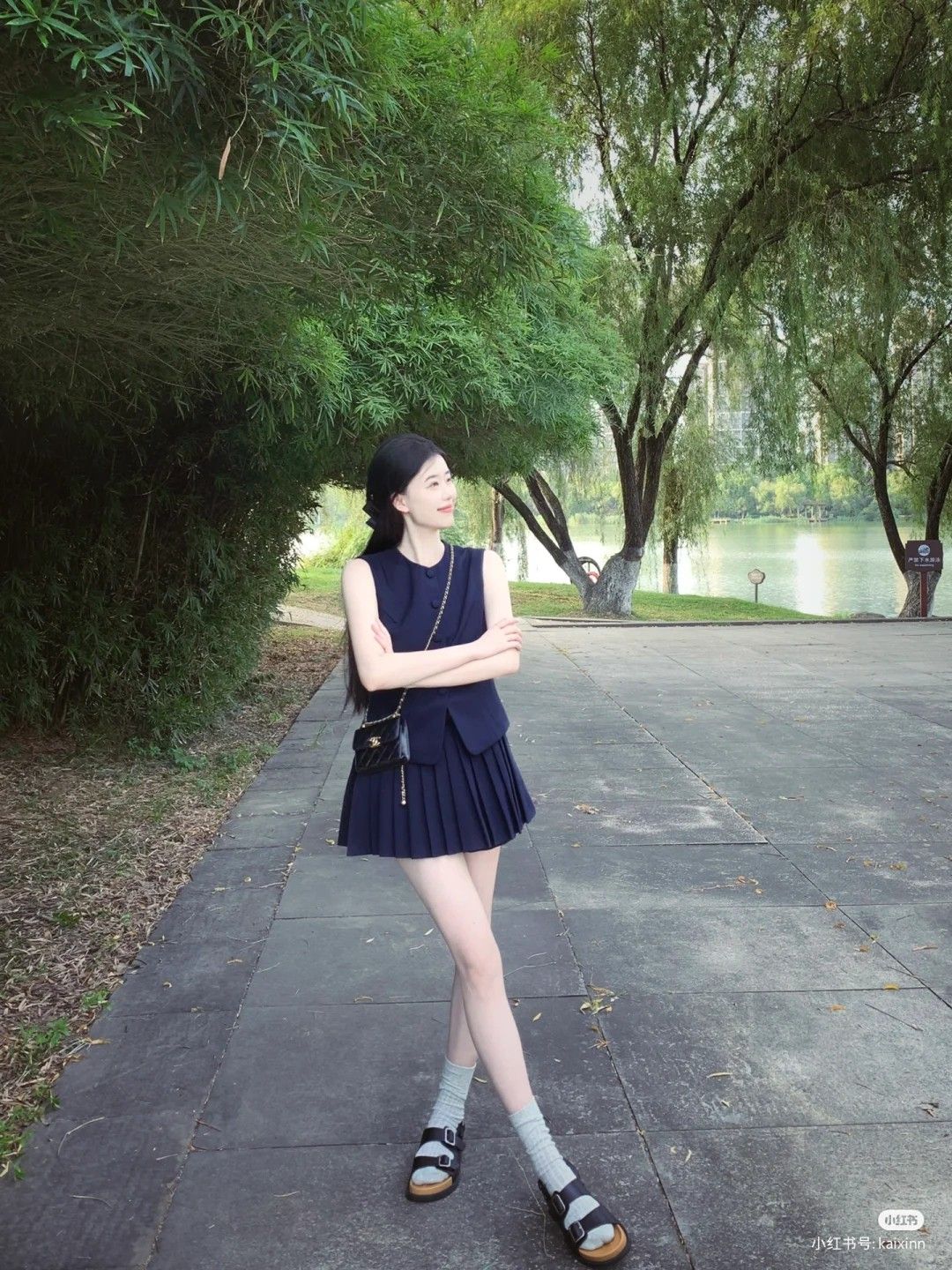 Một tay giữ tóc dáng váy thêm chất